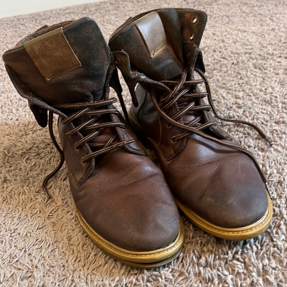 Mens leather down under boots size 9.5